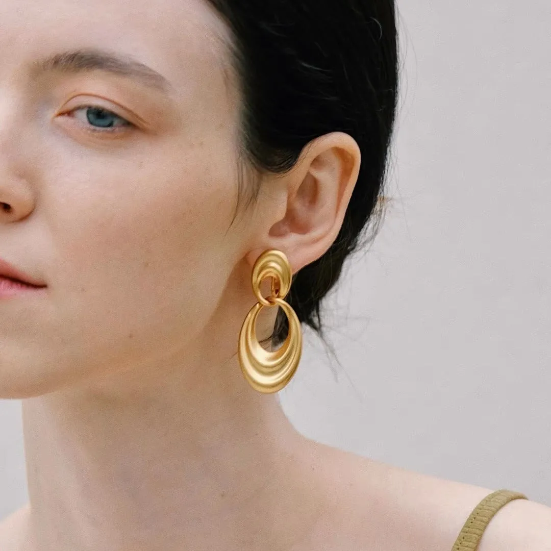Double circle earrings with U-shaped silhouette in quicksand gold finish, retro French style
