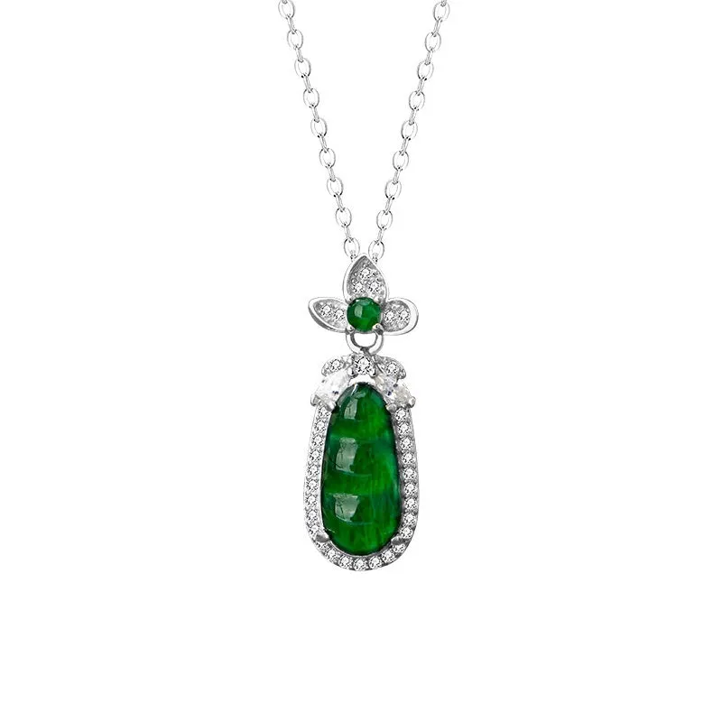 Sauteed green beans 925 silver necklace with flower pendant and adjustable cross chain on woman