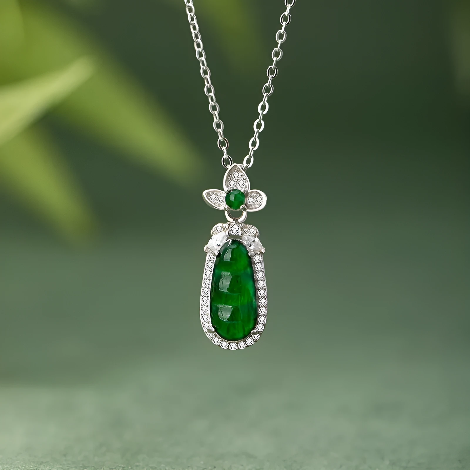 Sauteed green beans 925 silver necklace with flower pendant and adjustable cross chain on woman