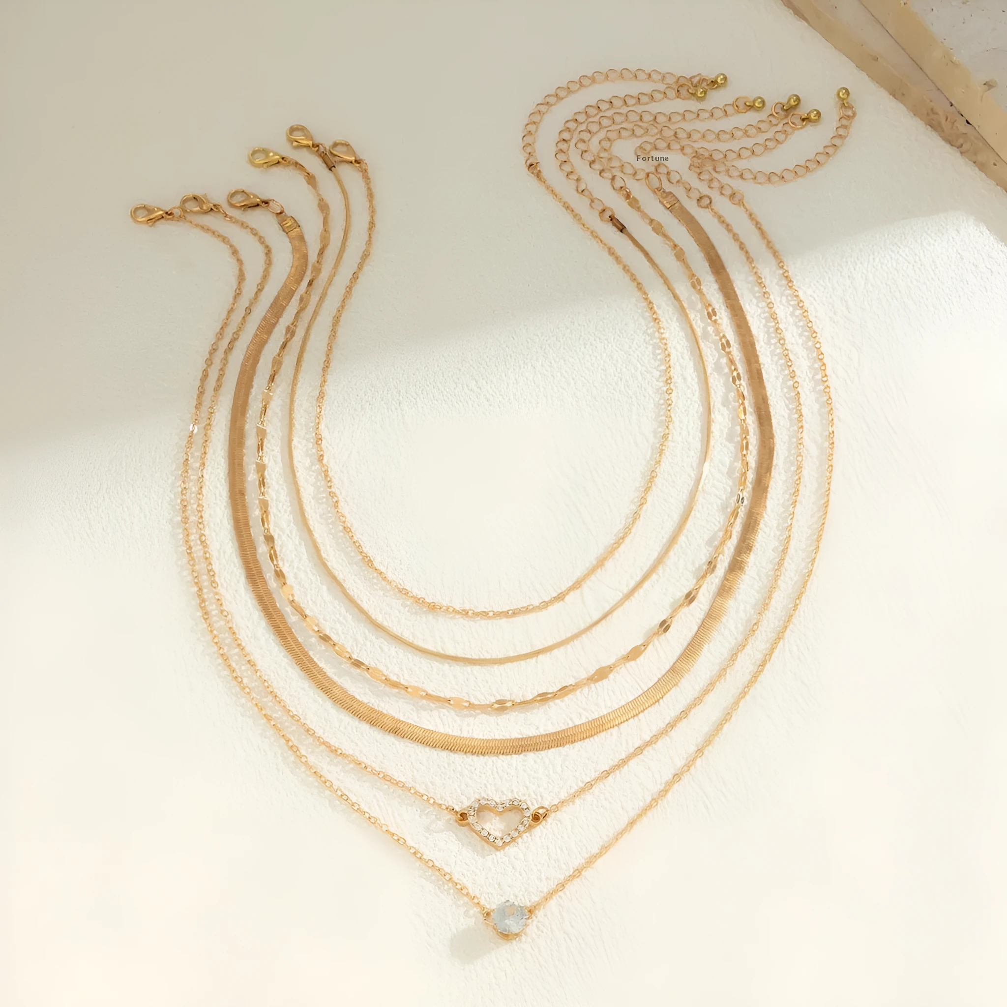 Women heart shape alloy snake bone chain contrast colour necklace with round elements gold silver finish