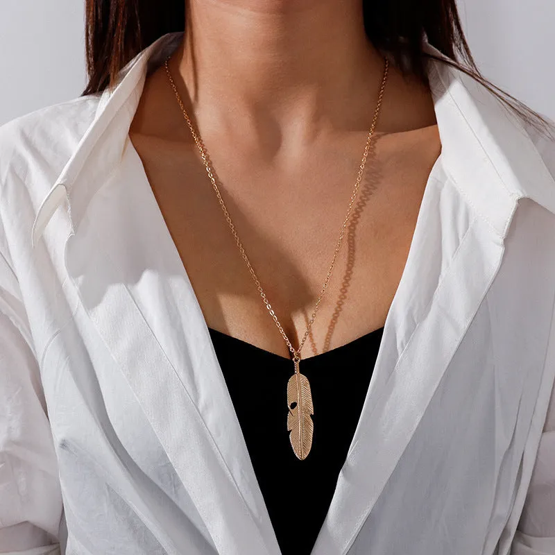 Retro feather tassel necklace for women in gold with geometric leaf pendant and feather tassel on alloy chain