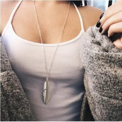 Retro feather tassel necklace for women in gold with geometric leaf pendant and feather tassel on alloy chain