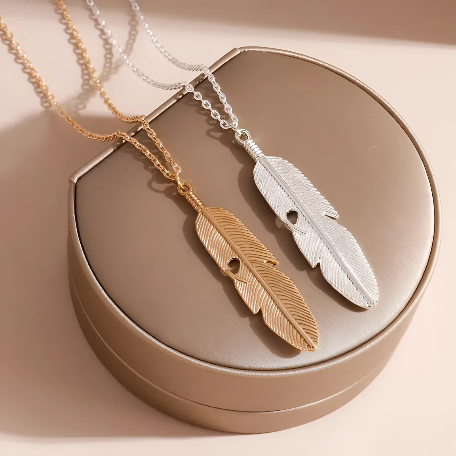 Retro feather tassel necklace for women in gold with geometric leaf pendant and feather tassel on alloy chain