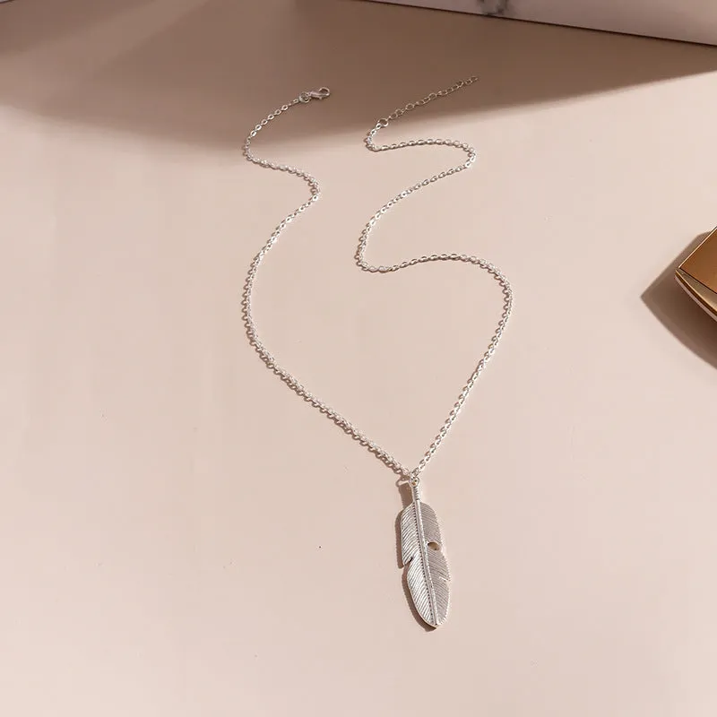Retro feather tassel necklace for women in gold with geometric leaf pendant and feather tassel on alloy chain