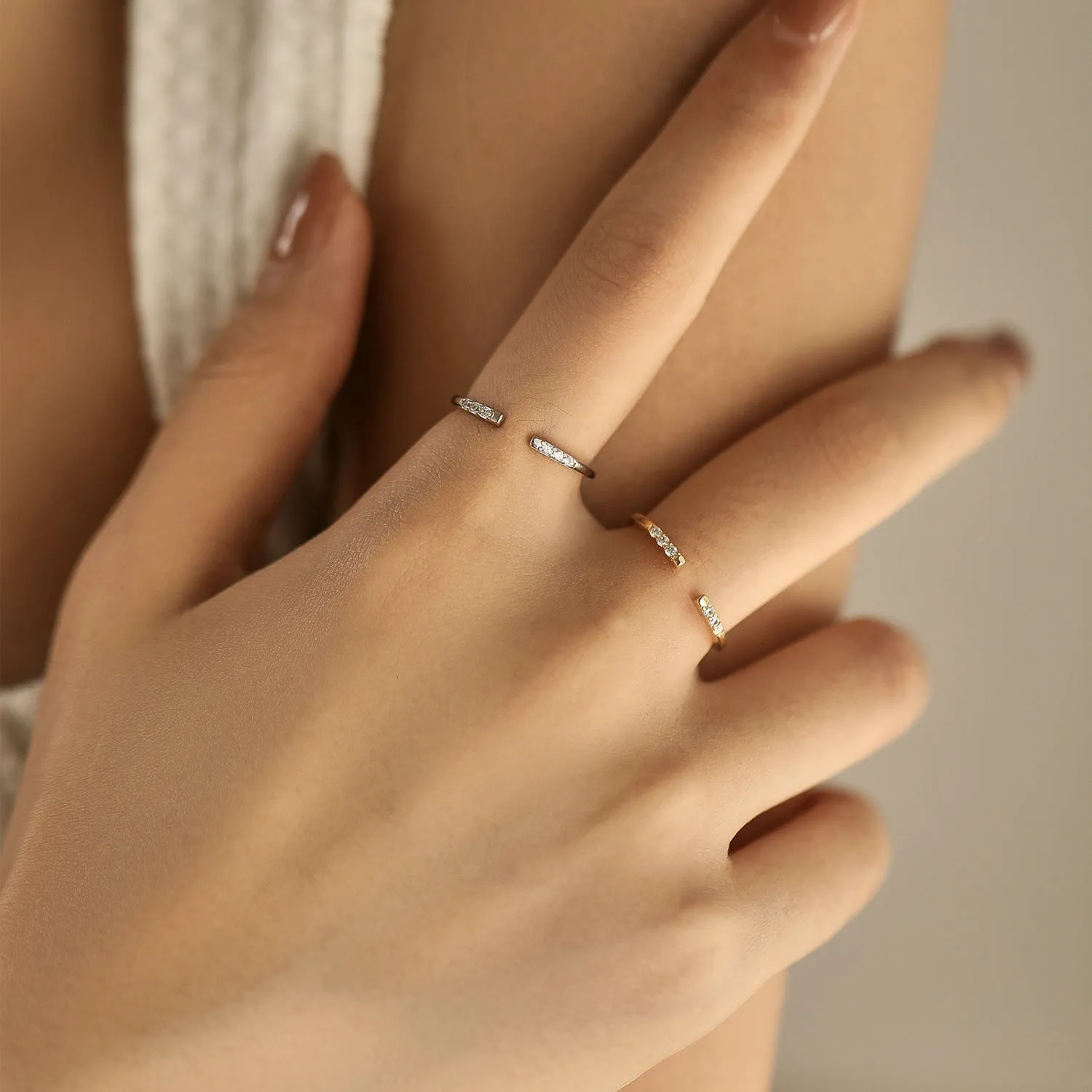 Diamond-studded silver ring with adjustable opening, geometric shape, available in gold or silver colour