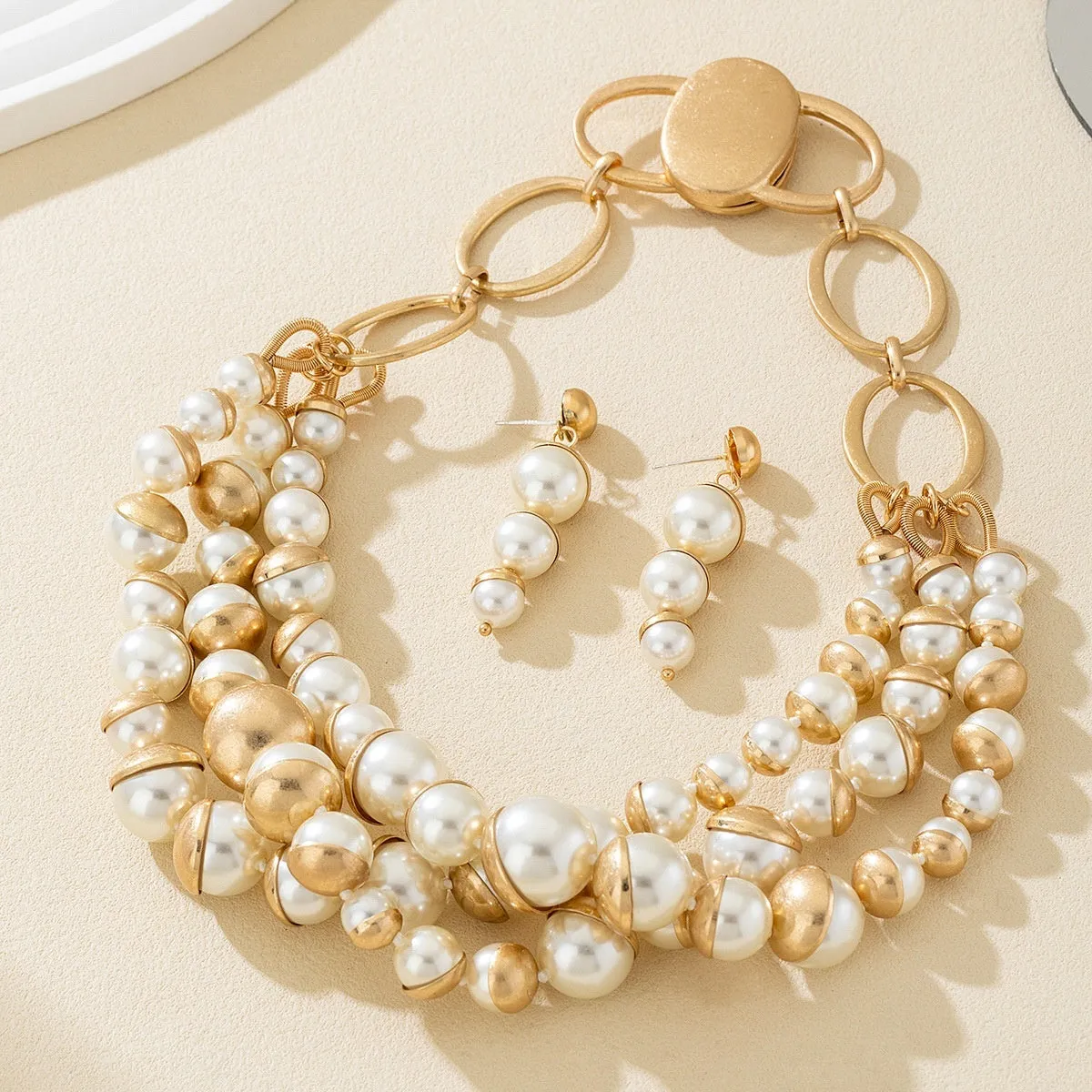 Women's imitation pearl necklace with magnetic snap, mother pearl shell pendant, two-ring 45cm option shown on model
