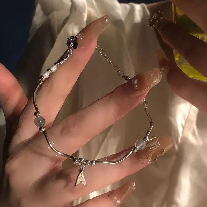 Pearl fishtail bracelet with irregular asymmetric bow in alloy