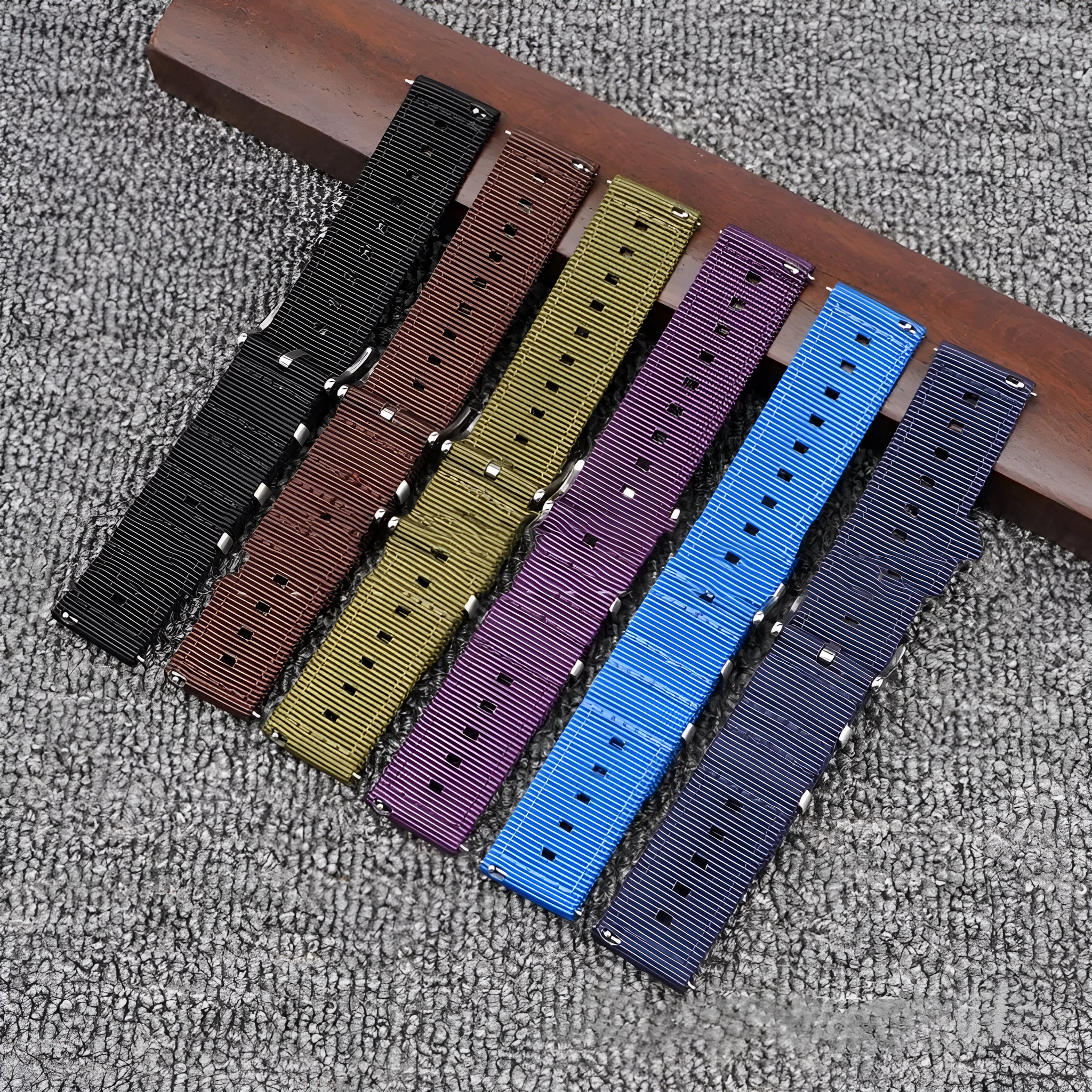 Nylon watchband quick release waterproof woven strap in black, fitting 22mm lug width, simple style