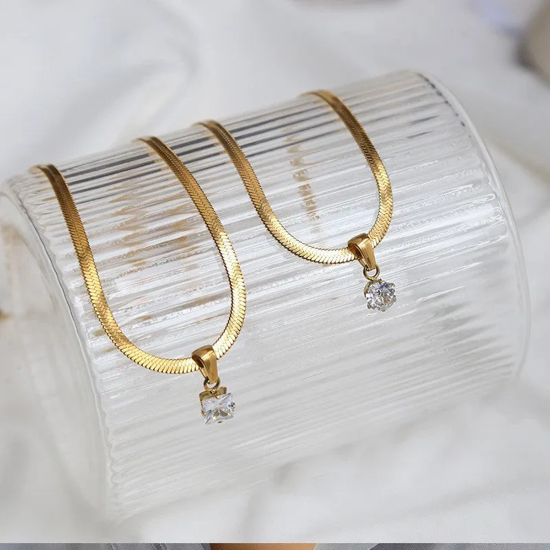 Gold geometry pattern diamond-studded necklace for women copper alloy electroplated finish