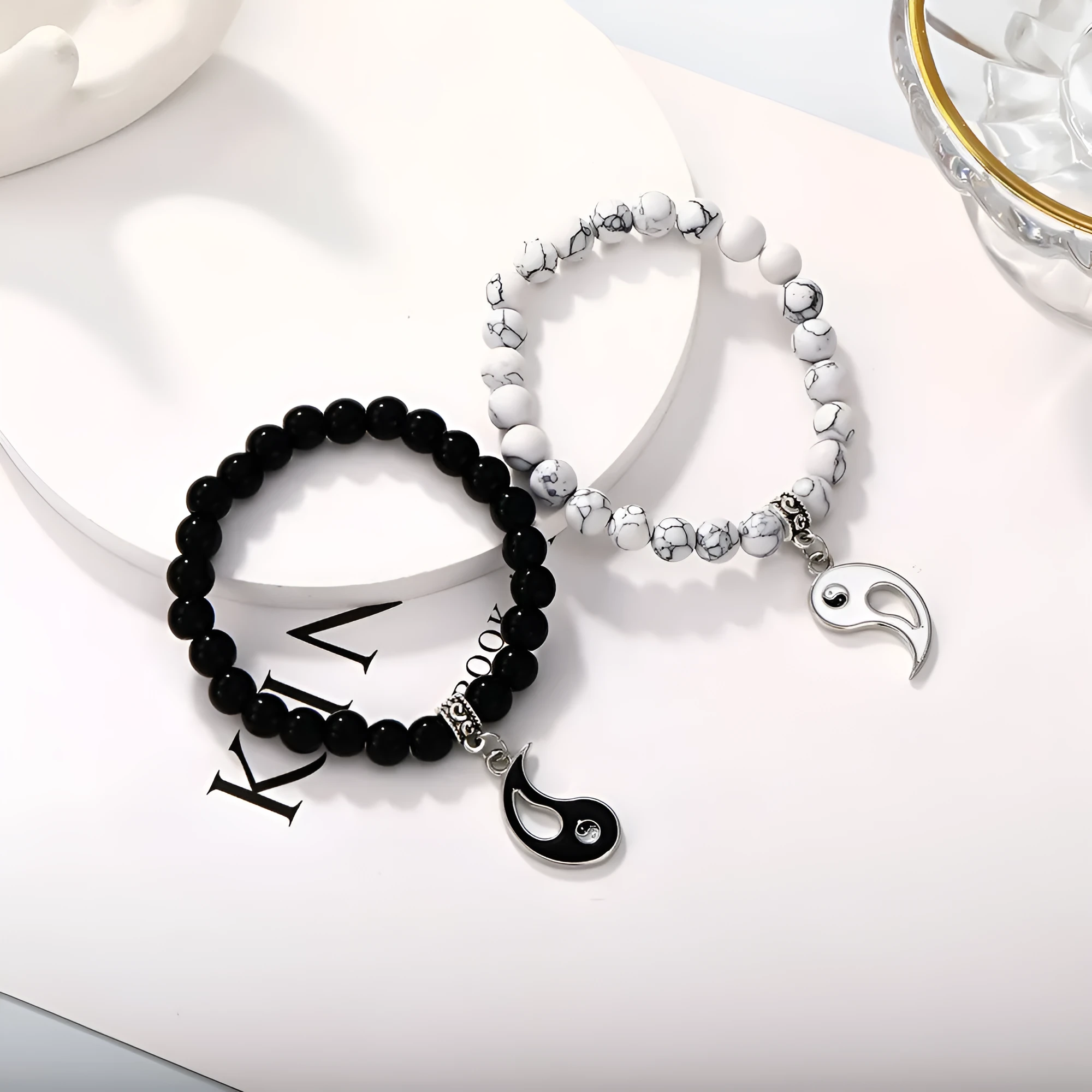 Eight-diagram geometric alloy bracelet with electroplated metallic finish
