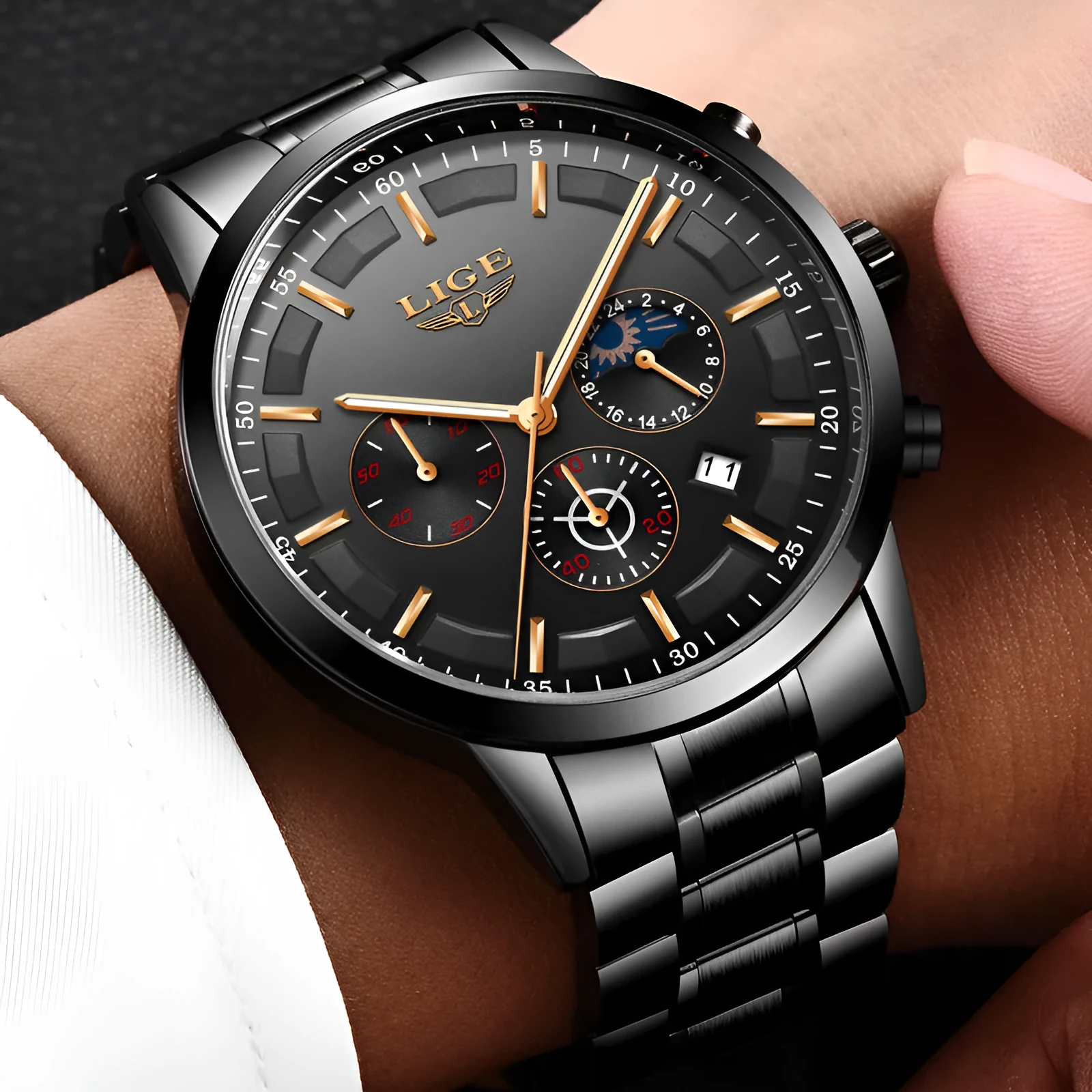 Men's waterproof quartz watch in black and rose red gold with 12mm thickness on wrist