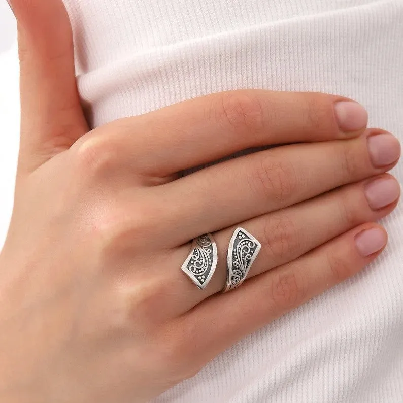 Women's alloy ring with adjustable opening in silver electroplated finish