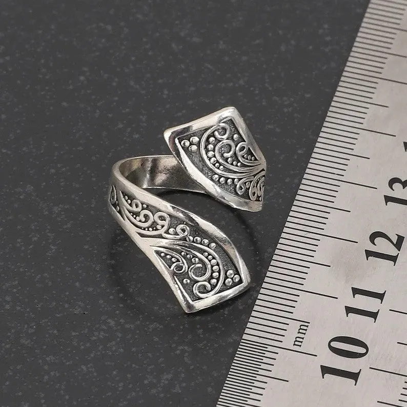 Women's alloy ring with adjustable opening in silver electroplated finish