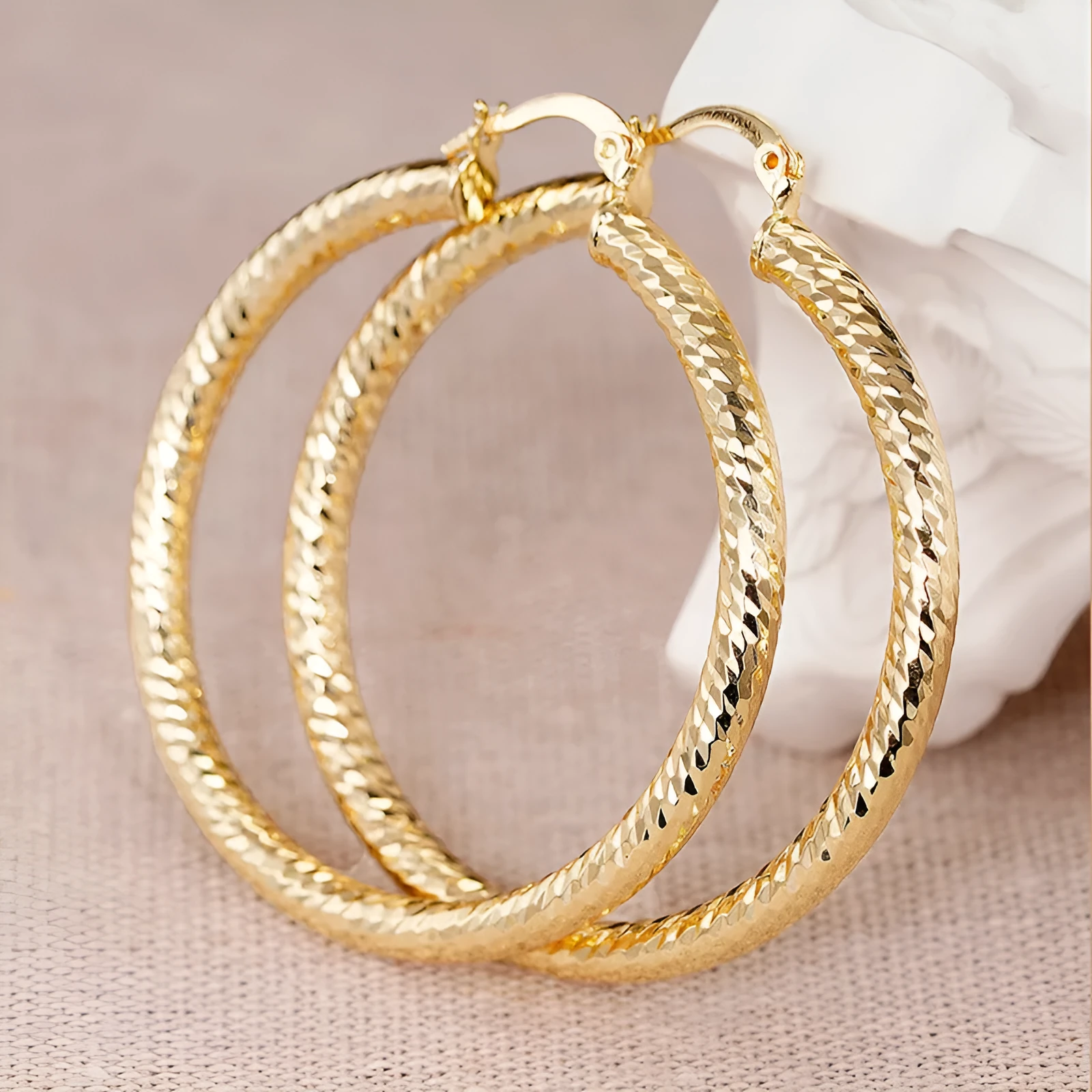 Copper geometric drop-shaped ear clip with electroplated finish for women