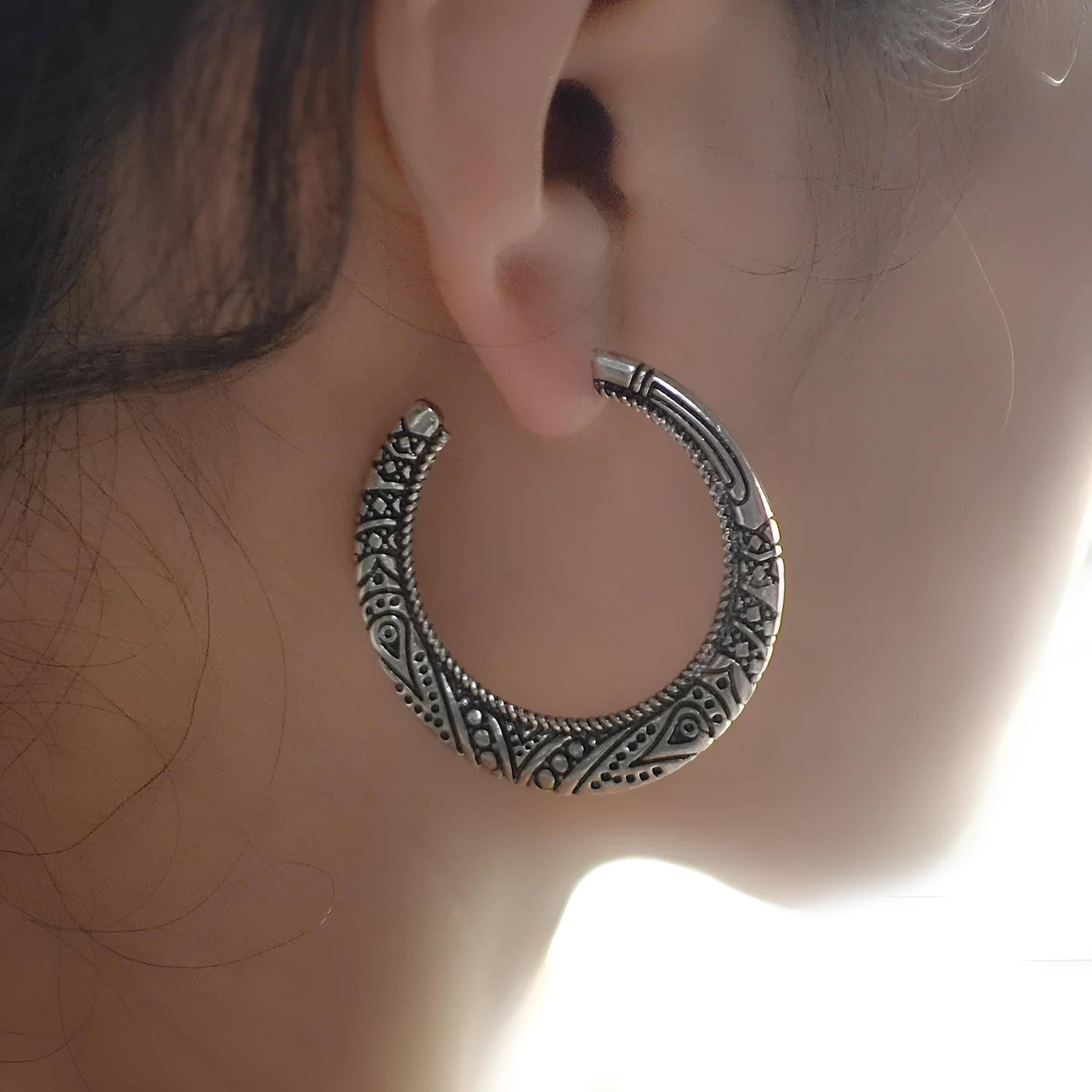 C-shaped alloy earrings with vintage engraving pattern in bronze and silver colours