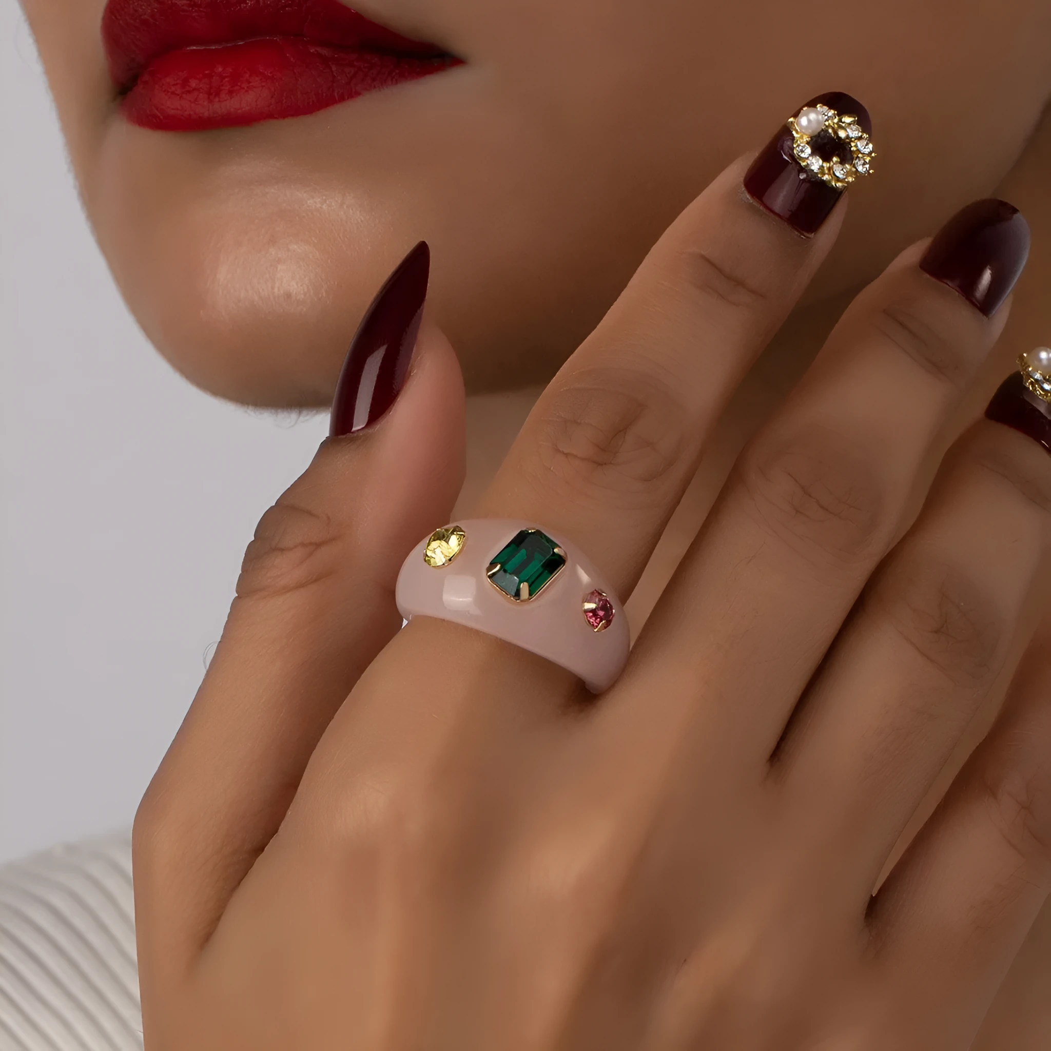 Clear transparent acrylic ring for women with retro minority ornament design for party fashion