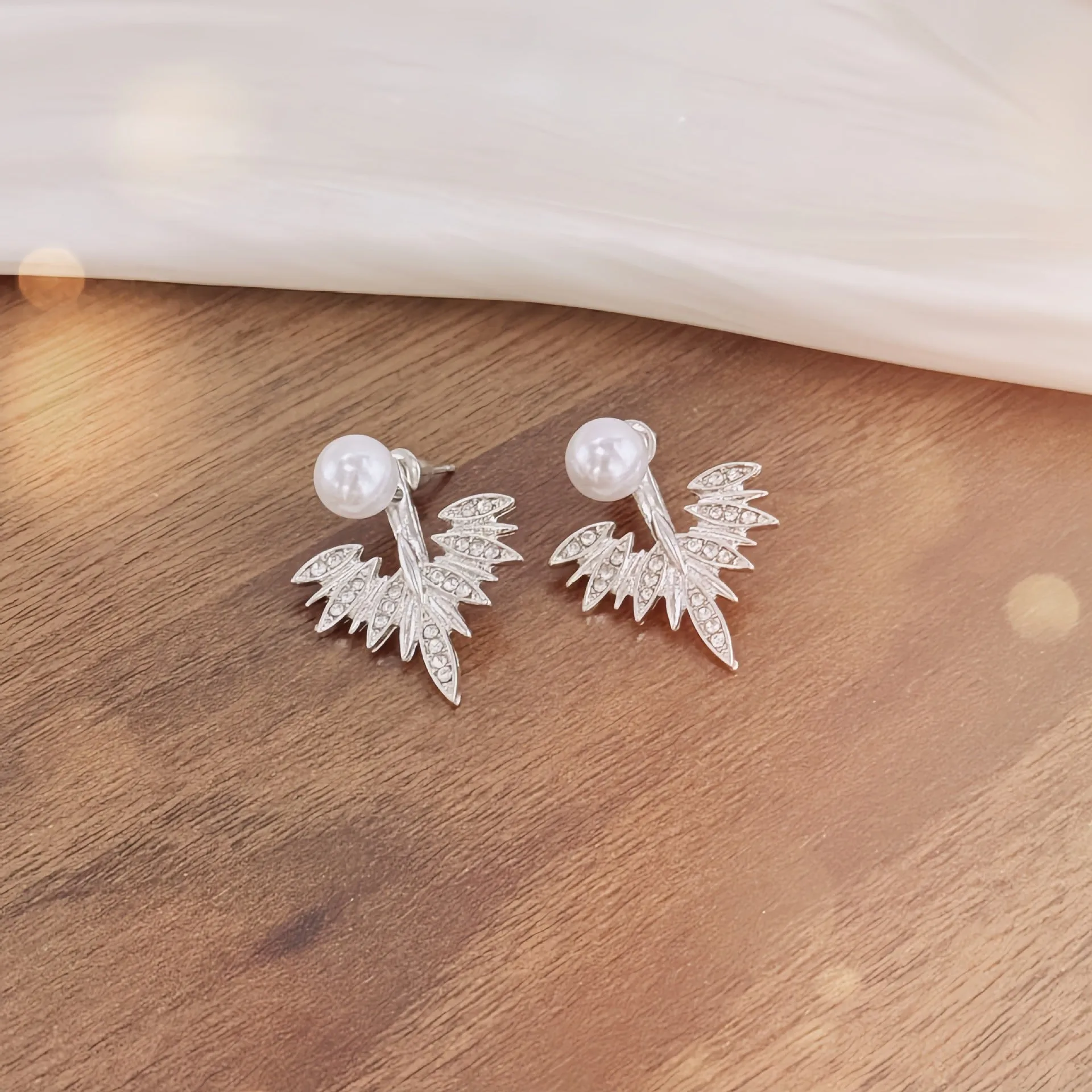 Silver ladies backward-hanging wing pearl earrings with diamond setting on alloy base