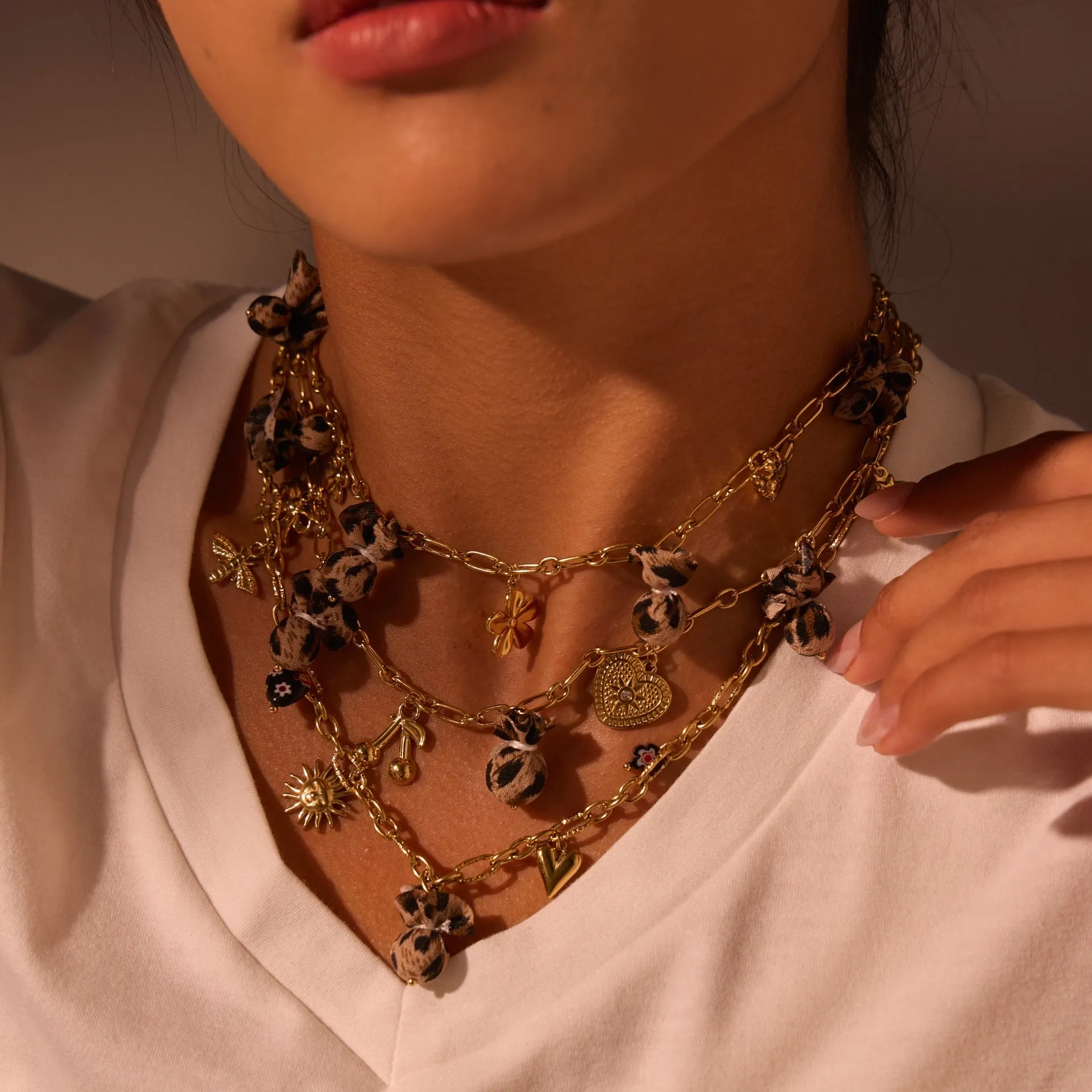 Stainless steel necklace with geometric leopard, hearts and flowers pendant on adjustable 41-50cm chain