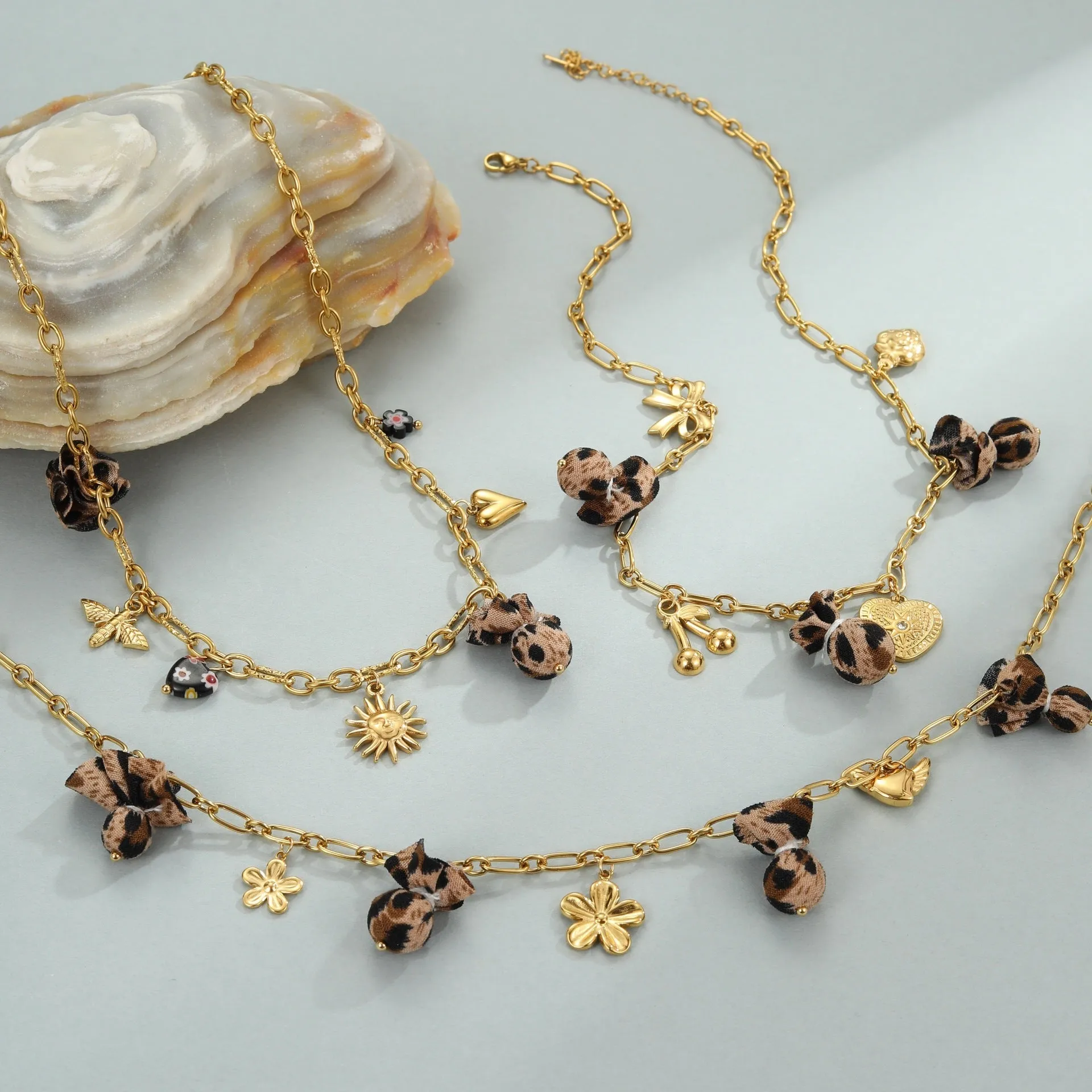 Stainless steel necklace with geometric leopard, hearts and flowers pendant on adjustable 41-50cm chain