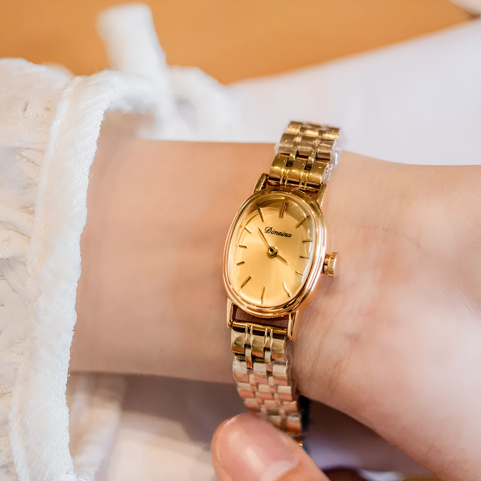 Oval mid-ancient steel watch for women with gold surface and red noodles, 7mm thin antique style dial