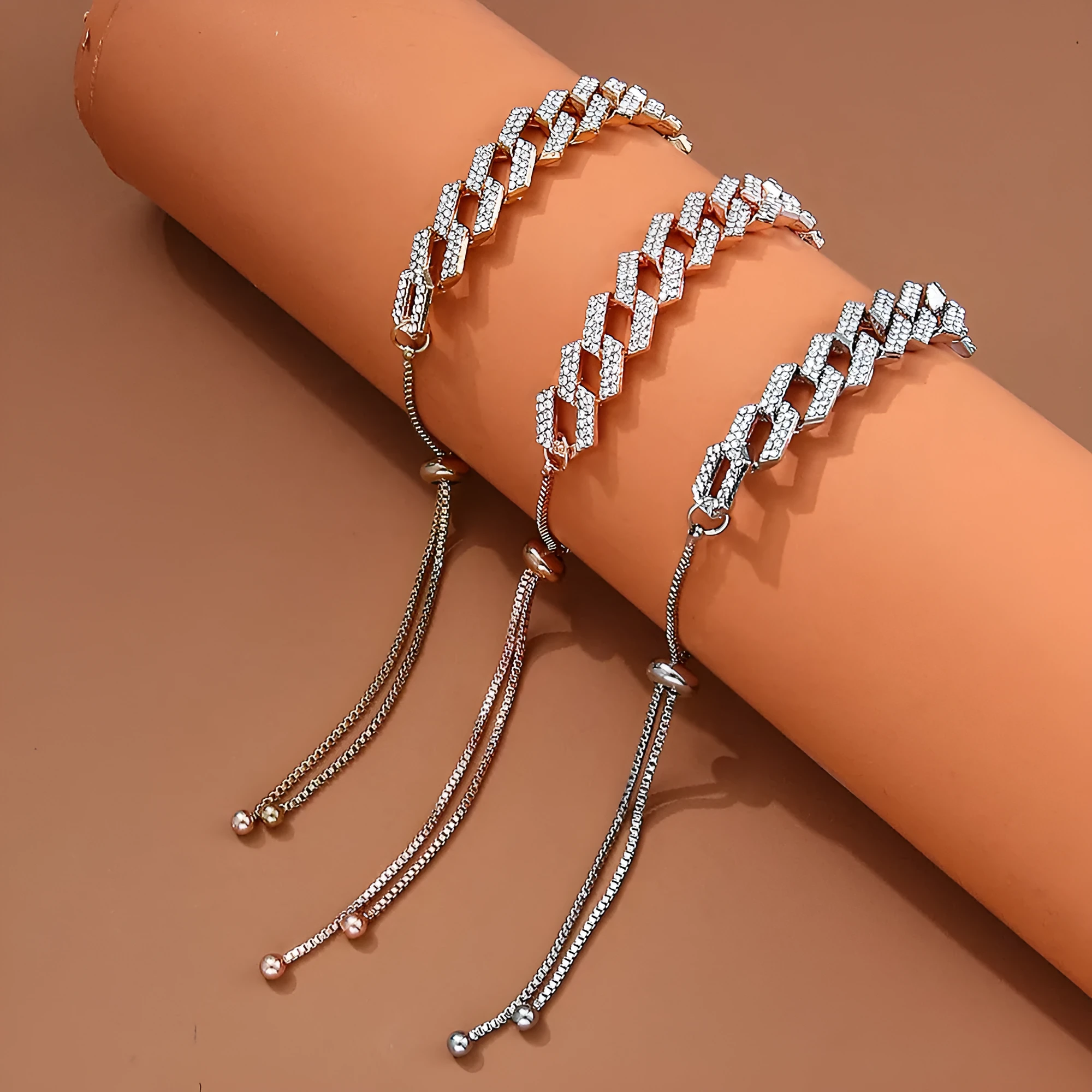 Hip hop unisex thick Figaro chain bracelet in gold with crystal inlay, drawstring closure
