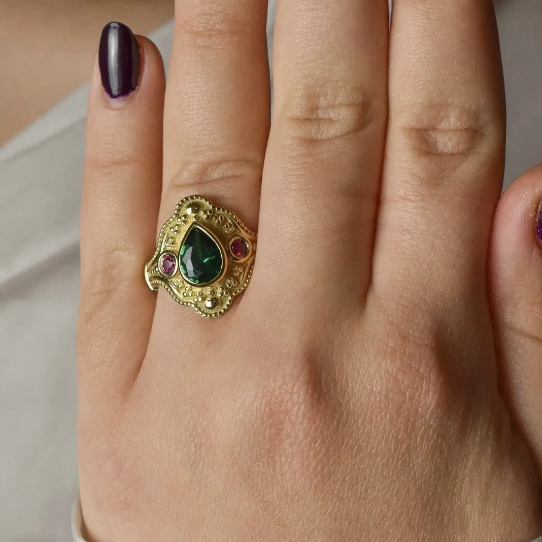 Golden lvzuan gold-plated geometric women's ring showing electroplated finish and contemporary design