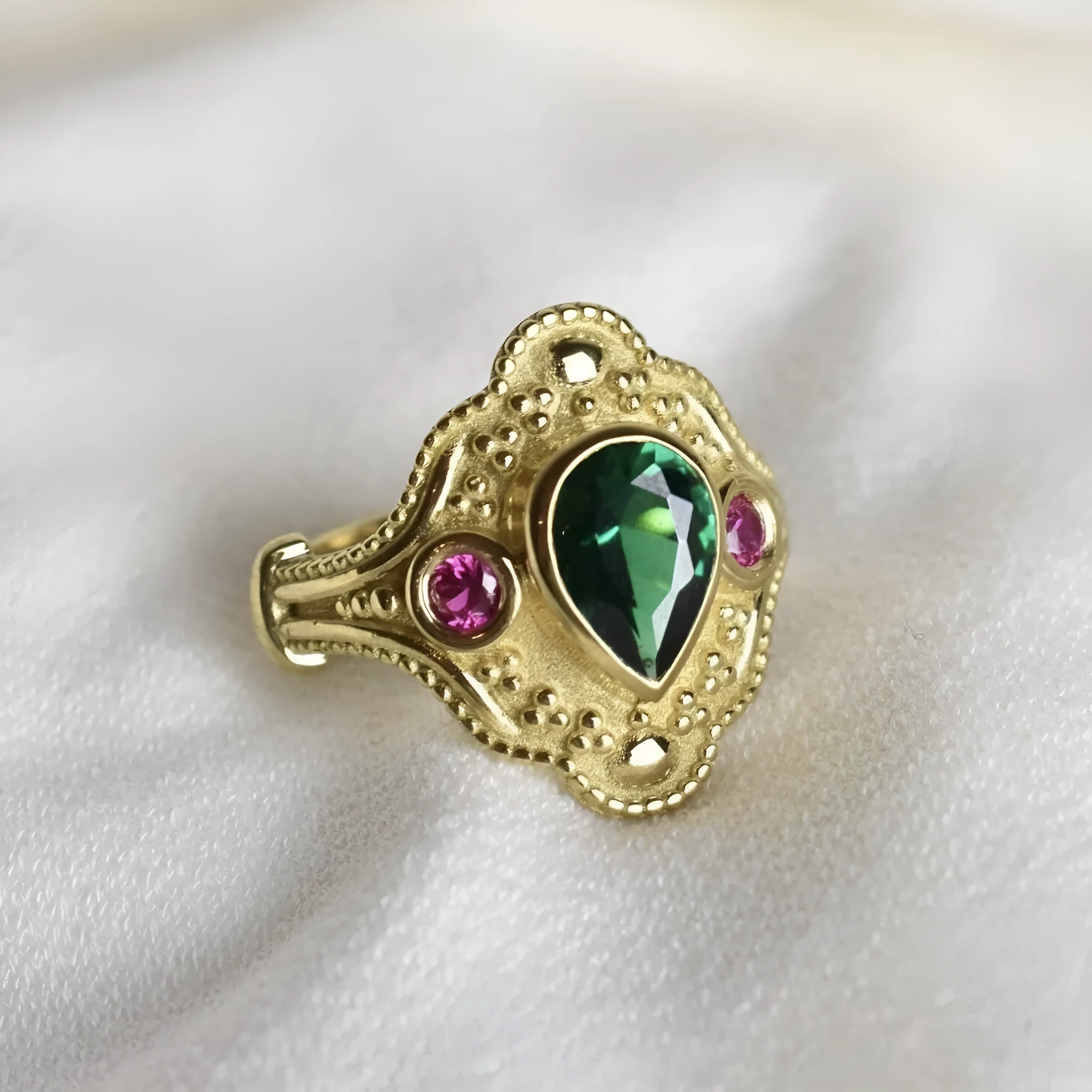 Golden lvzuan gold-plated geometric women's ring showing electroplated finish and contemporary design