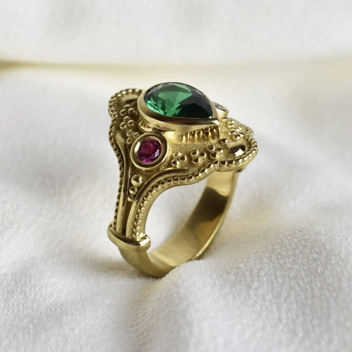 Golden lvzuan gold-plated geometric women's ring showing electroplated finish and contemporary design
