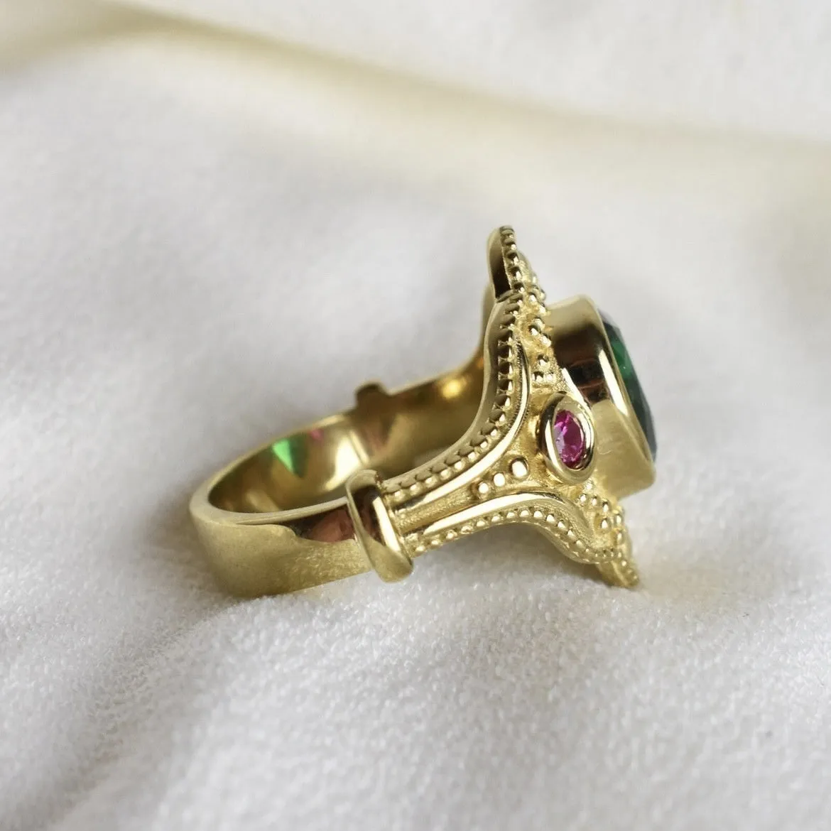 Golden lvzuan gold-plated geometric women's ring showing electroplated finish and contemporary design