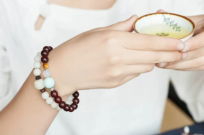 Natural white jade Bodhi bracelet with round beads and transfer bead on white background