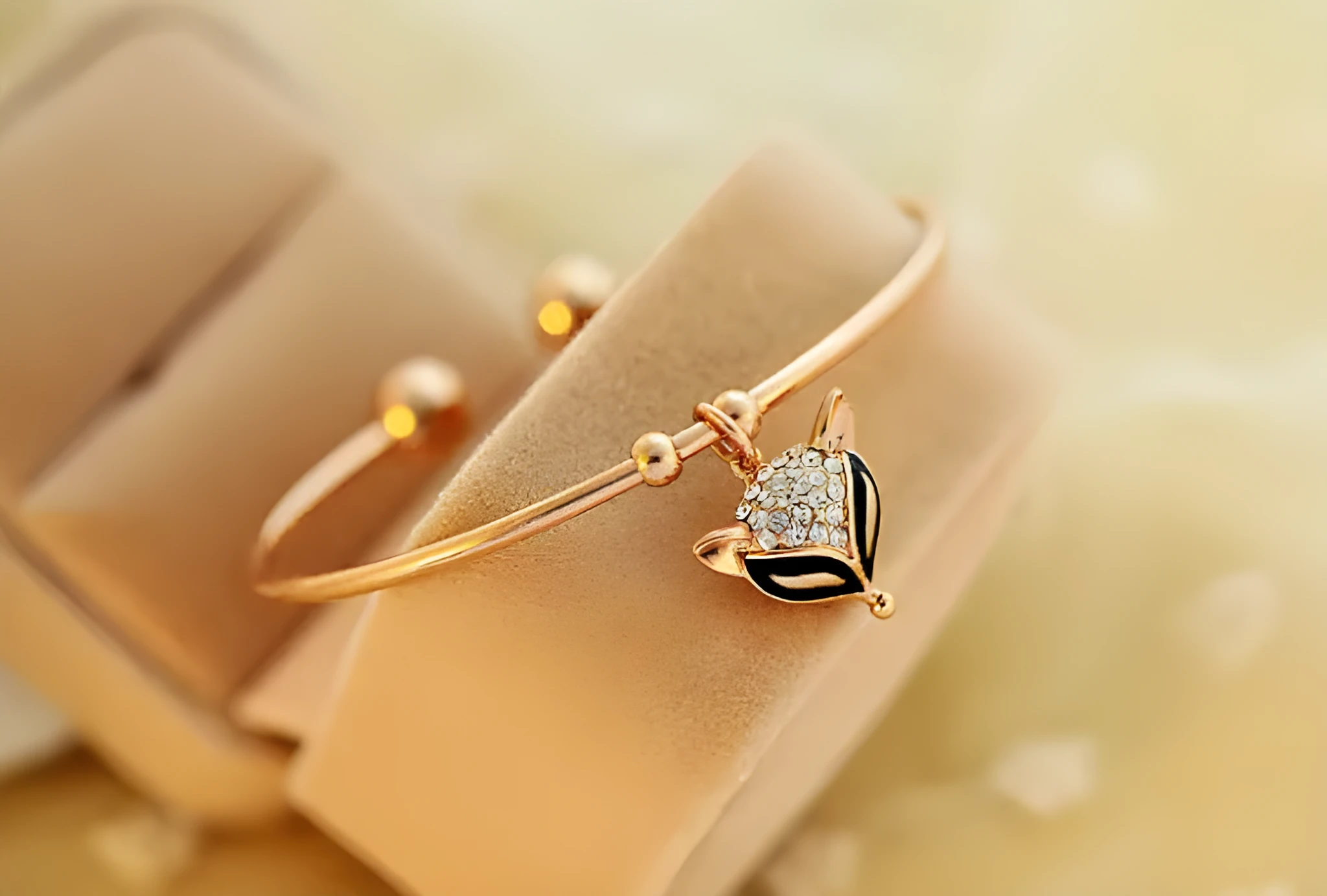 Vintage gold alloy bowknot bracelet with diamond processing 6.2cm diameter