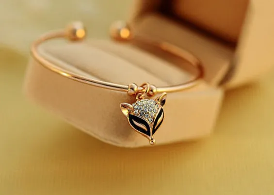 Vintage gold alloy bowknot bracelet with diamond processing 6.2cm diameter