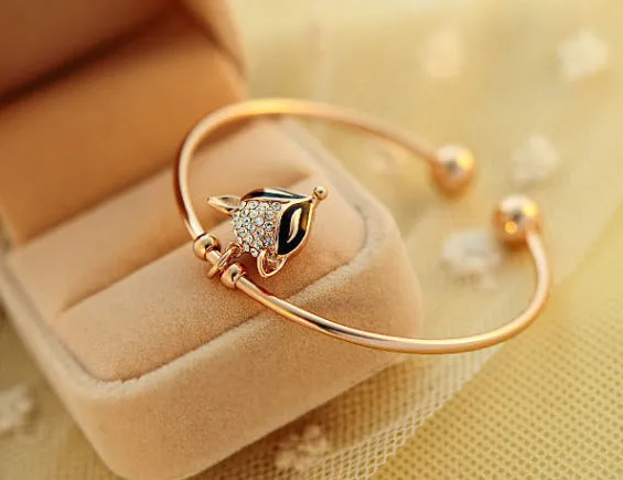 Vintage gold alloy bowknot bracelet with diamond processing 6.2cm diameter