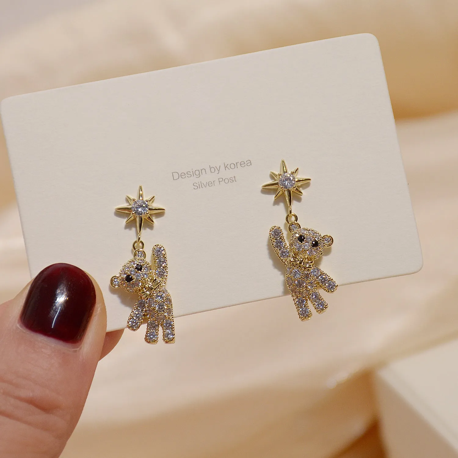 Star-shaped stud earrings in gold with diamond-cut metal and inlaid artificial stones
