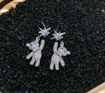 Star-shaped stud earrings in gold with diamond-cut metal and inlaid artificial stones