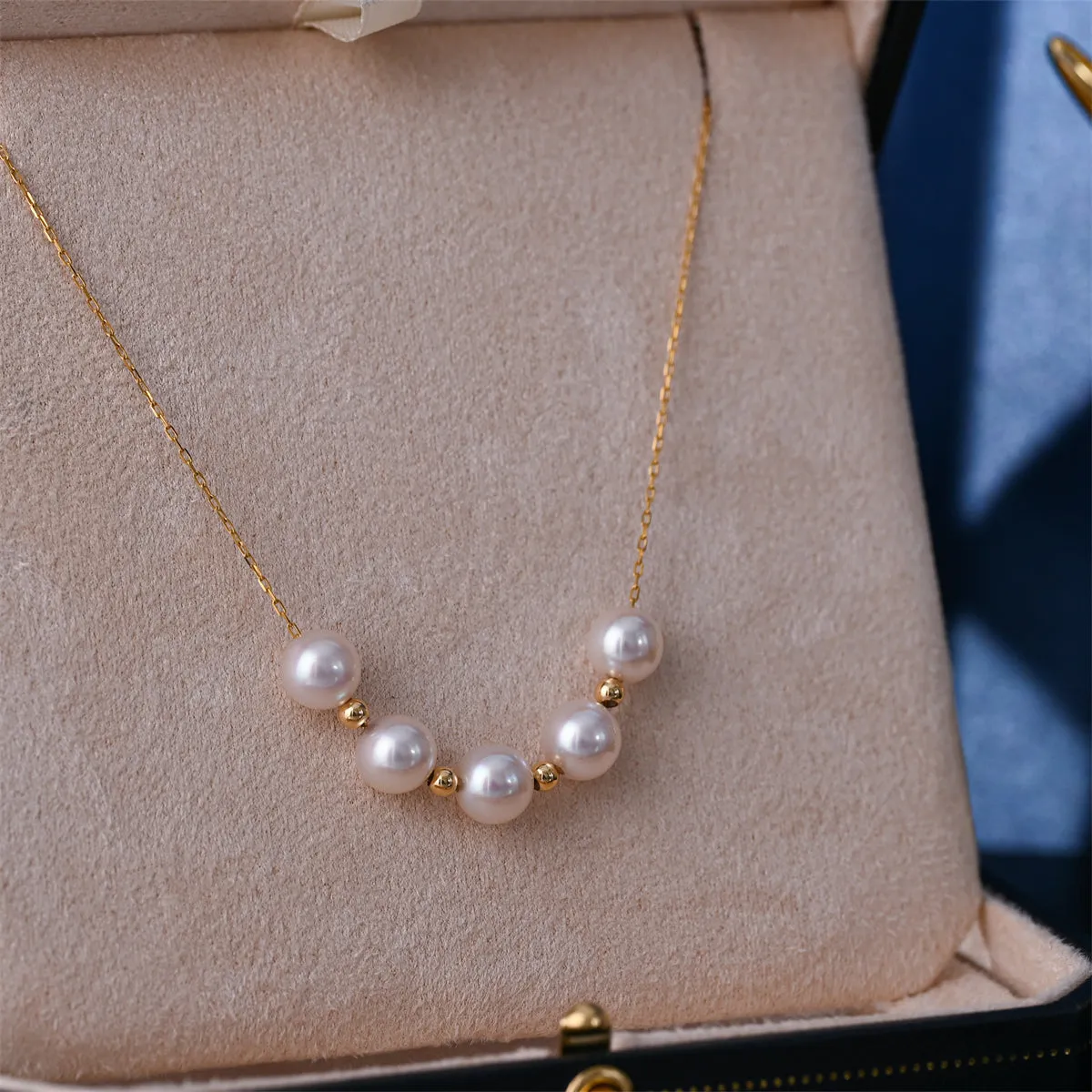 Sky Star 18K gold pearl necklace with round sea pearl 7.5-8mm and adjustable 45cm chain on white background
