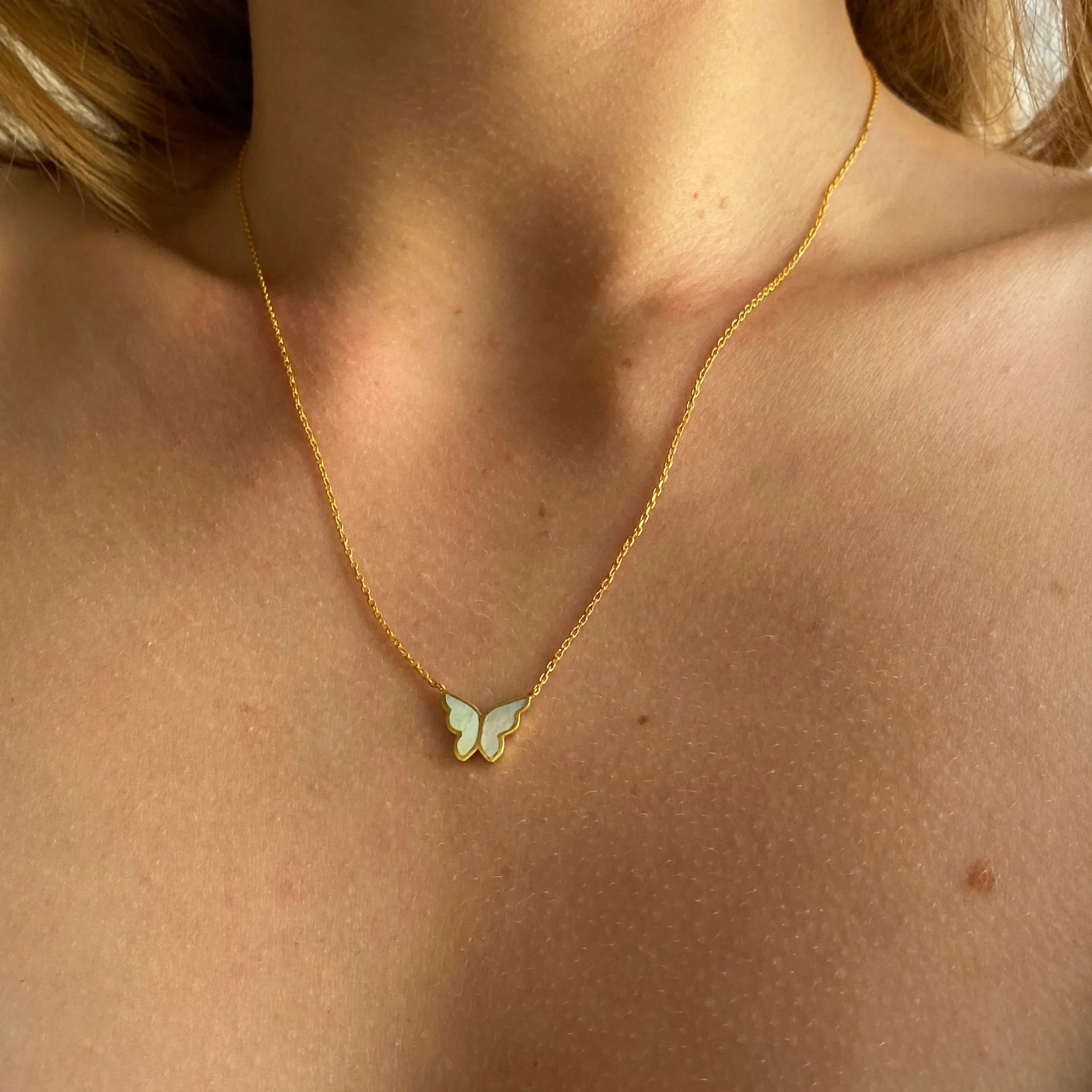 Electroplated 18K gold butterfly clavicle chain necklace for women with titanium steel chain and abalone shell pendant