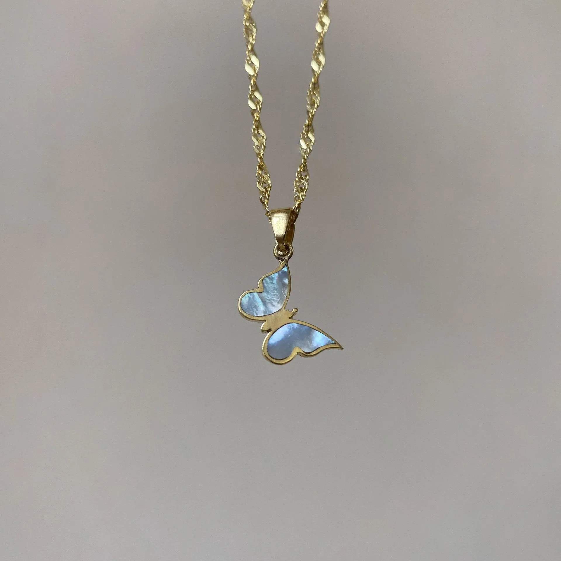 Electroplated 18K gold butterfly clavicle chain necklace for women with titanium steel chain and abalone shell pendant