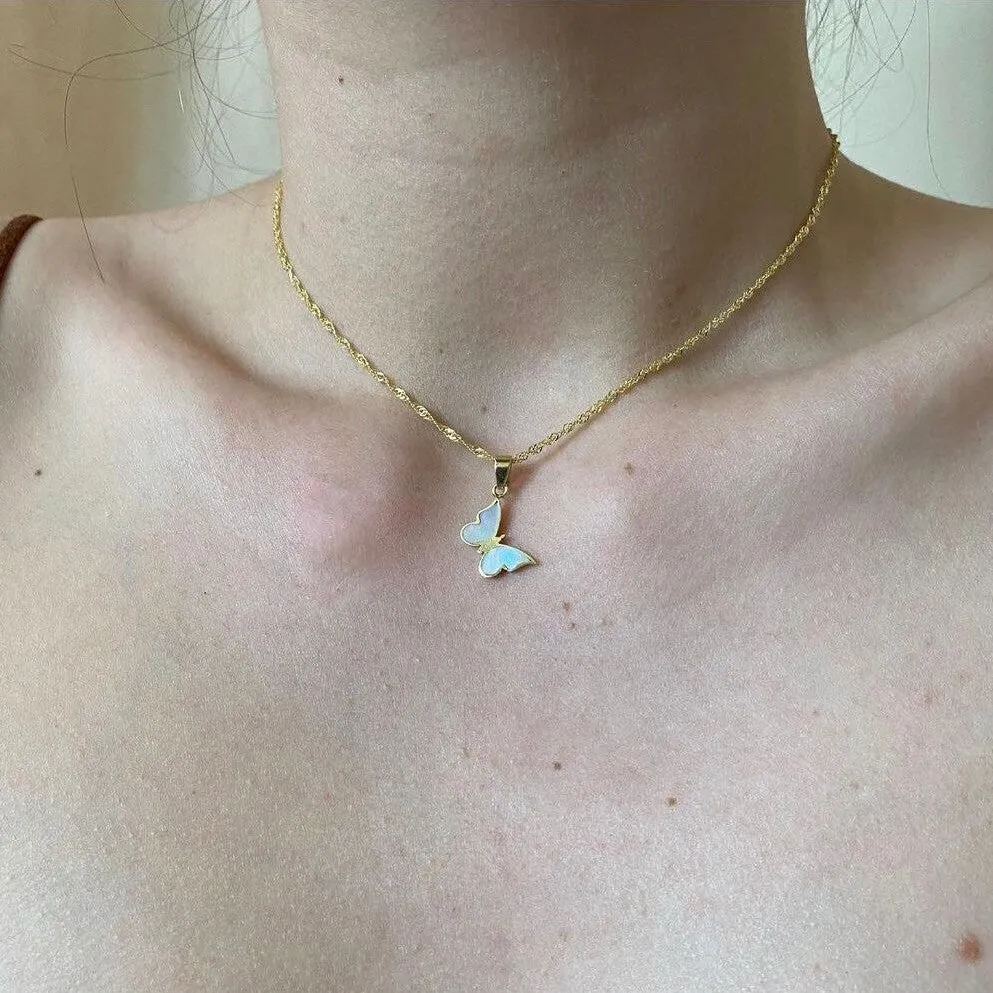 Electroplated 18K gold butterfly clavicle chain necklace for women with titanium steel chain and abalone shell pendant