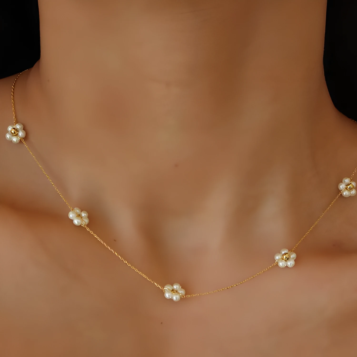 Simple pearl flower necklace on alloy chain, gold colour, 40+5cm length, adjustable circumference