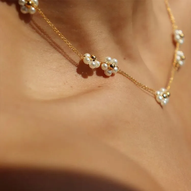 Simple pearl flower necklace on alloy chain, gold colour, 40+5cm length, adjustable circumference