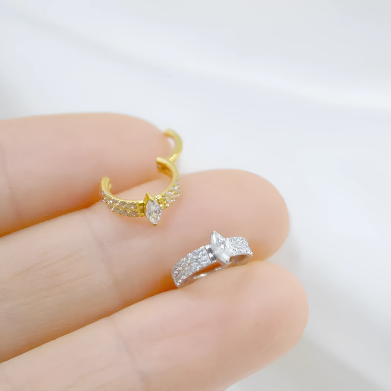 Titanium steel heart-shaped zircon earrings in gold or silver colour, 1.2x8mm
