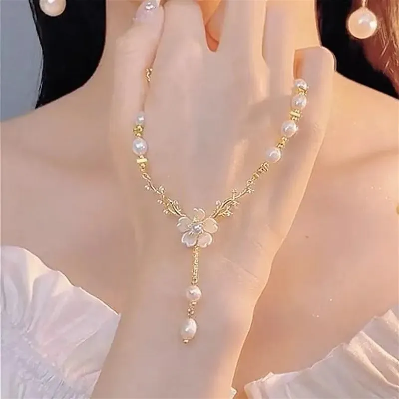 Alloy pearl flower necklace with chain design and floral decorative elements