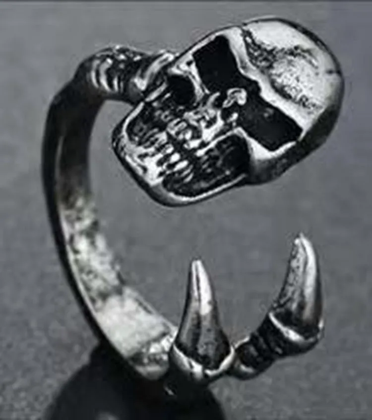 Adjustable paw ring in electroplated metal on index finger, dragon motif, unisex fashion jewelry