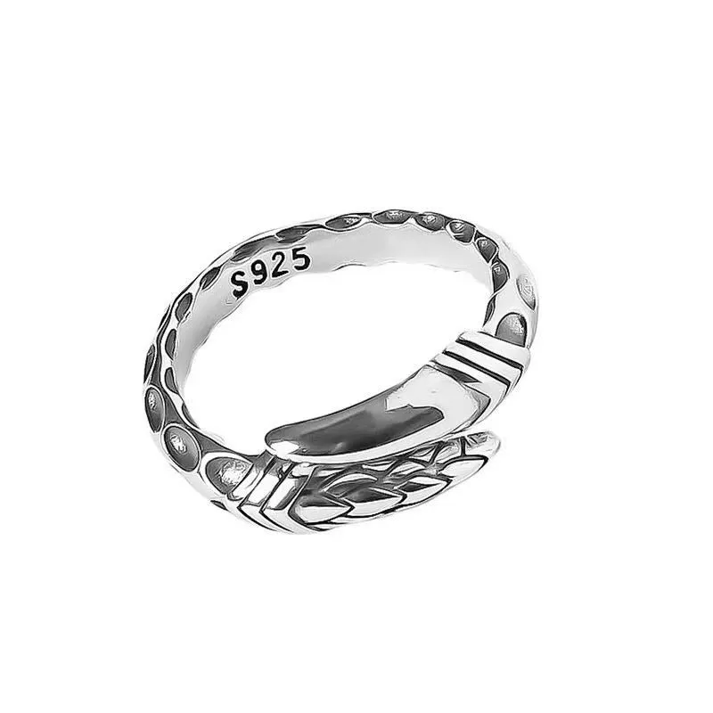 Adjustable paw ring in electroplated metal on index finger, dragon motif, unisex fashion jewelry