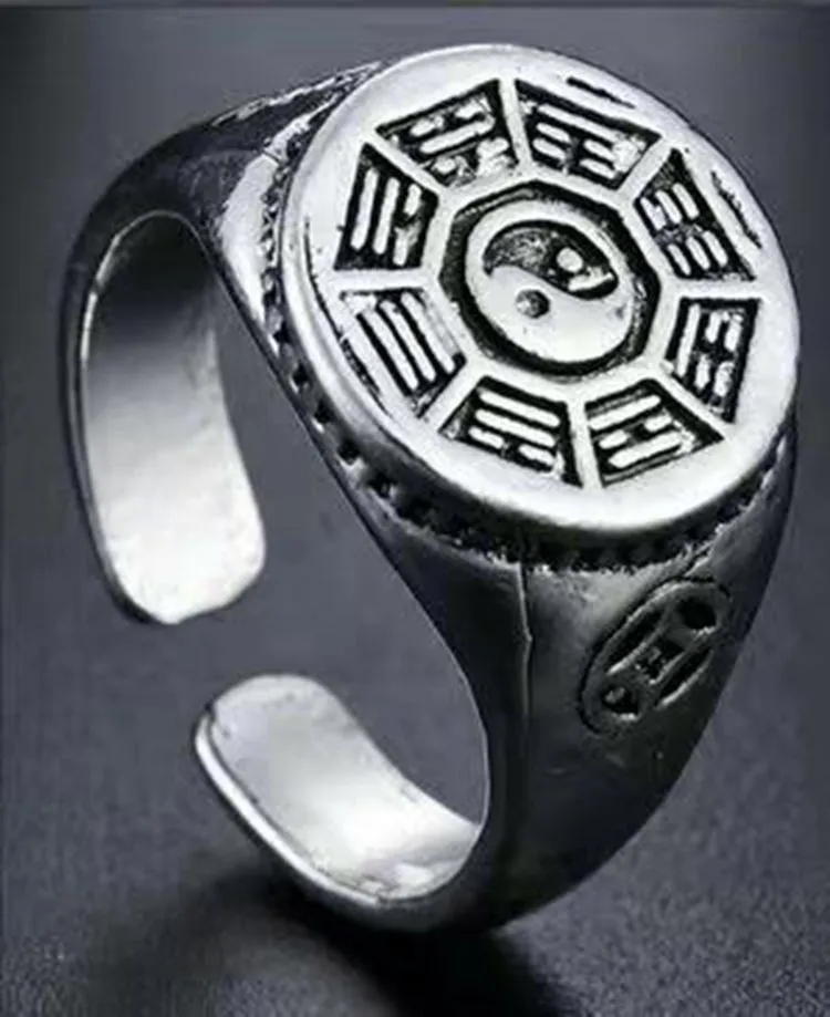Adjustable paw ring in electroplated metal on index finger, dragon motif, unisex fashion jewelry