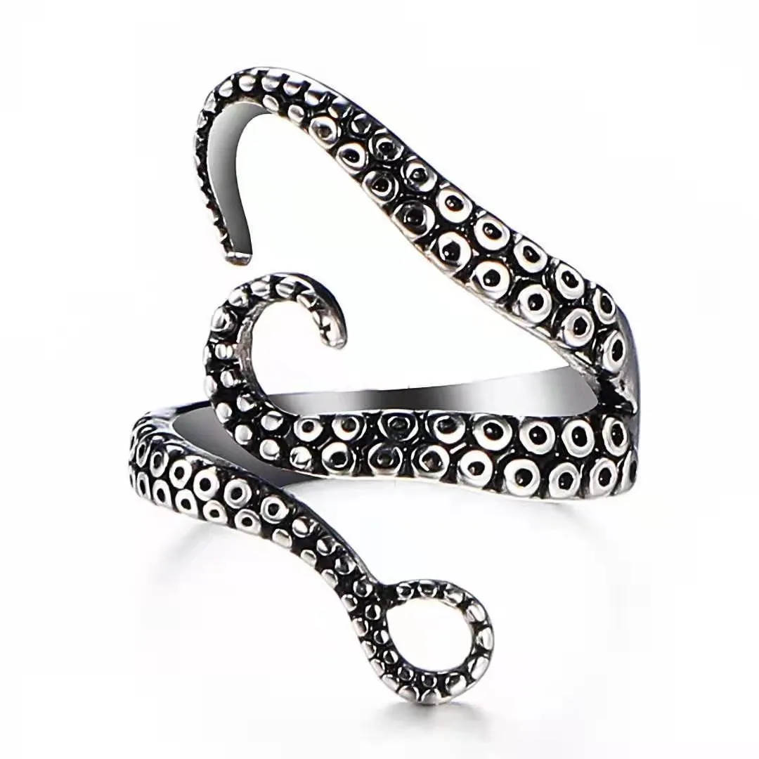 Adjustable paw ring in electroplated metal on index finger, dragon motif, unisex fashion jewelry