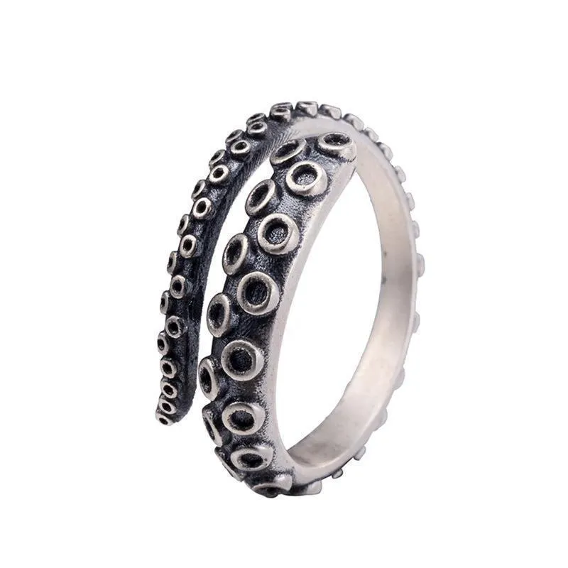 Adjustable paw ring in electroplated metal on index finger, dragon motif, unisex fashion jewelry