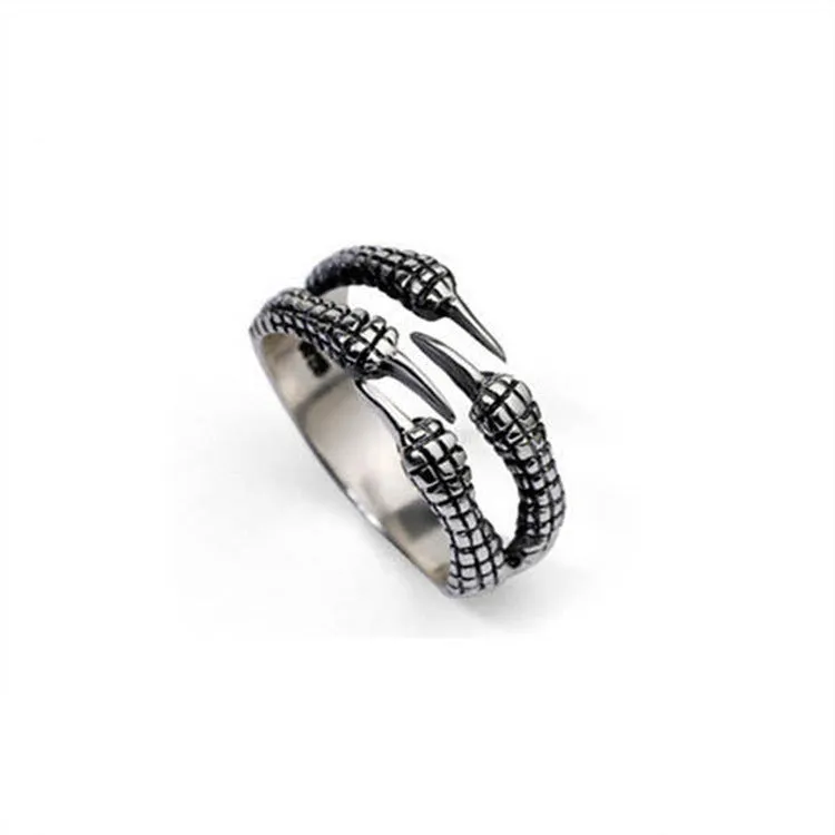 Adjustable paw ring in electroplated metal on index finger, dragon motif, unisex fashion jewelry