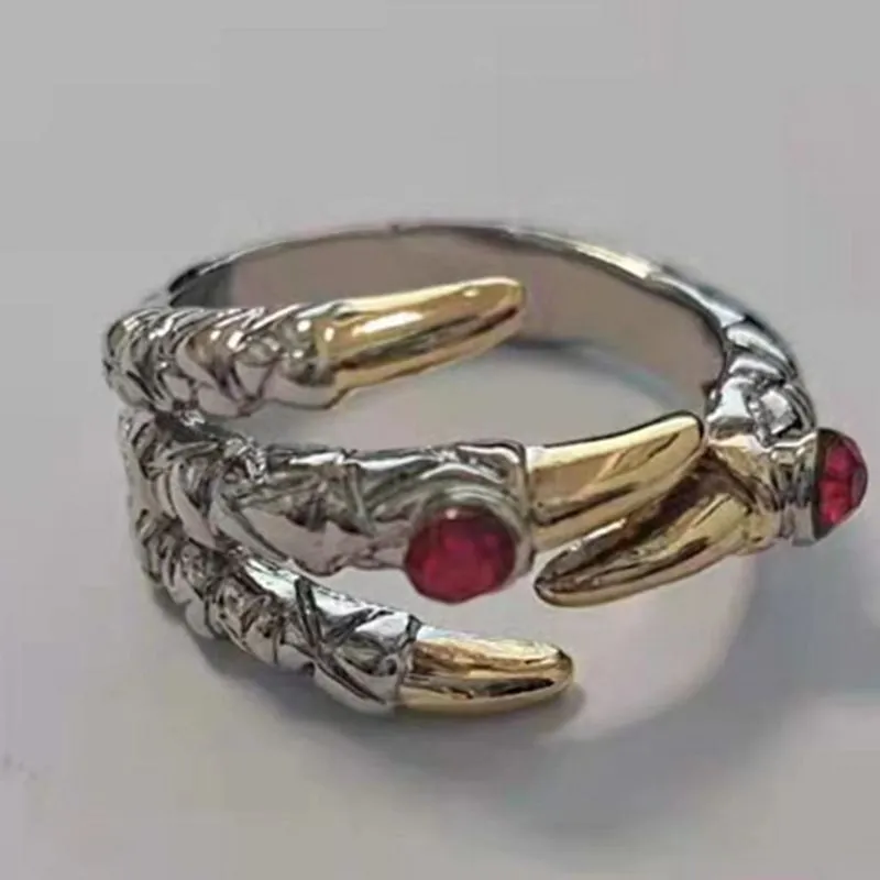 Adjustable paw ring in electroplated metal on index finger, dragon motif, unisex fashion jewelry